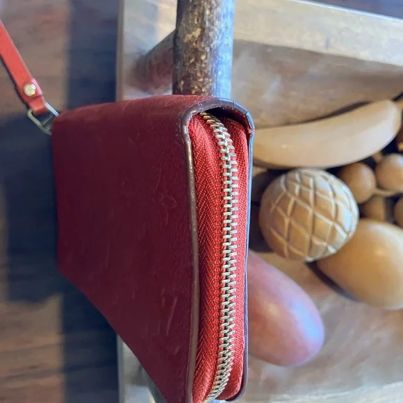 Louis Vuitton zip around Embossed Wallet in good used condition! - Picture 9 of 16